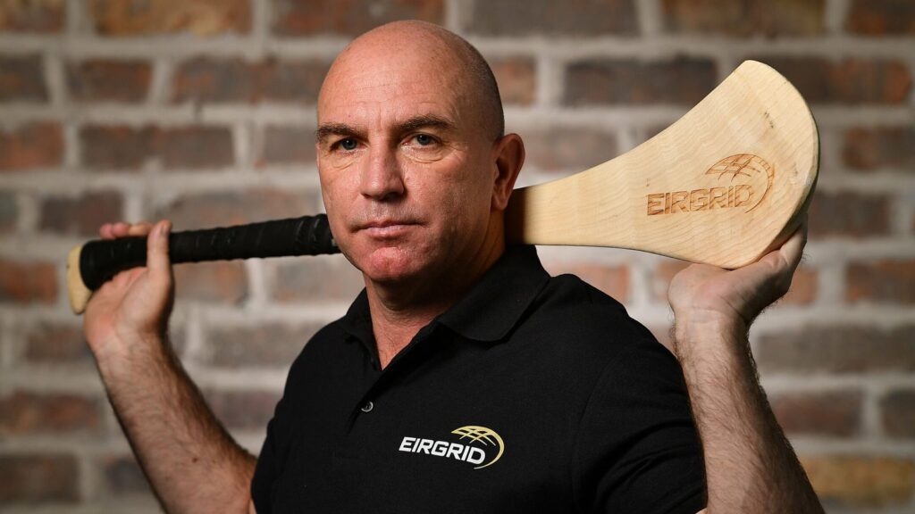 ex-jogador-finge-ter-cancer-com-cabo-de-celular-no-nariz-e-e-condenado-por-golpes-na-irlanda