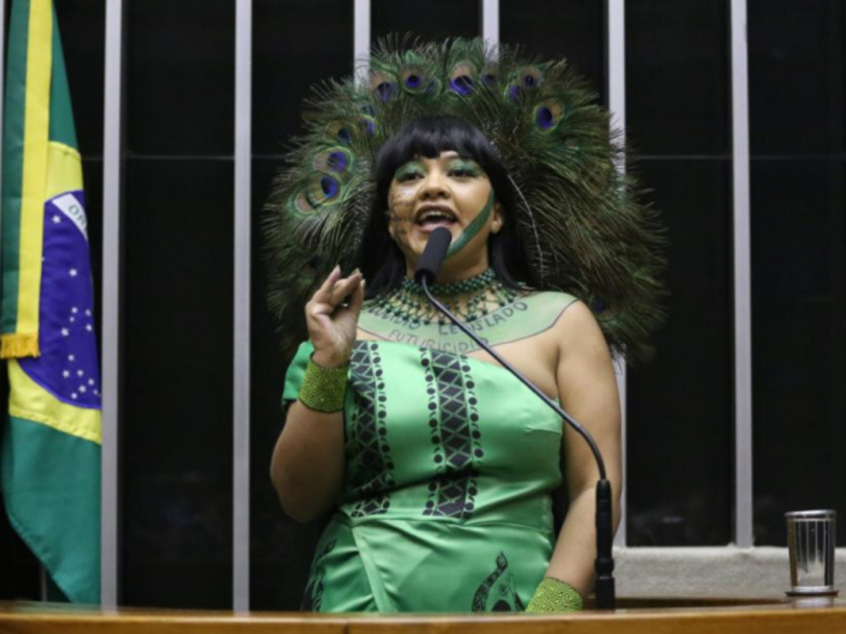 Kataguiri reage a acusação de racismo e diz que foi alvo de xenofobia de Célia Xakriabá