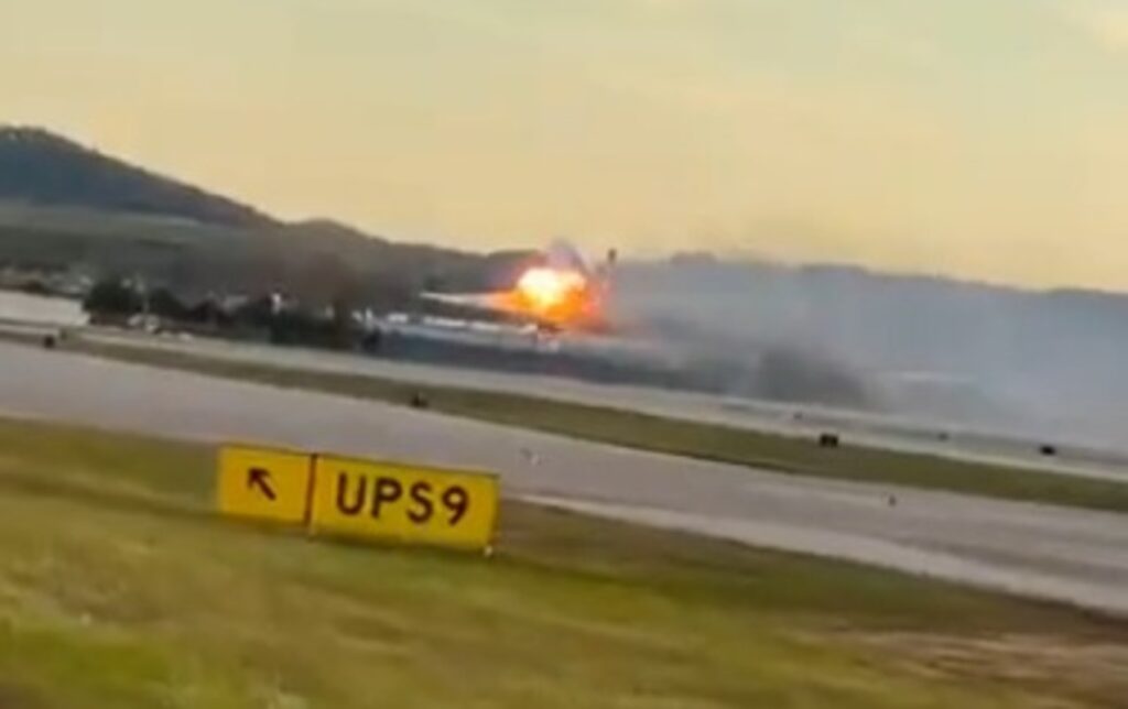 eua:-veja-momento-que-aviao-de-carga-cai-e-explode-perto-de-aeroporto