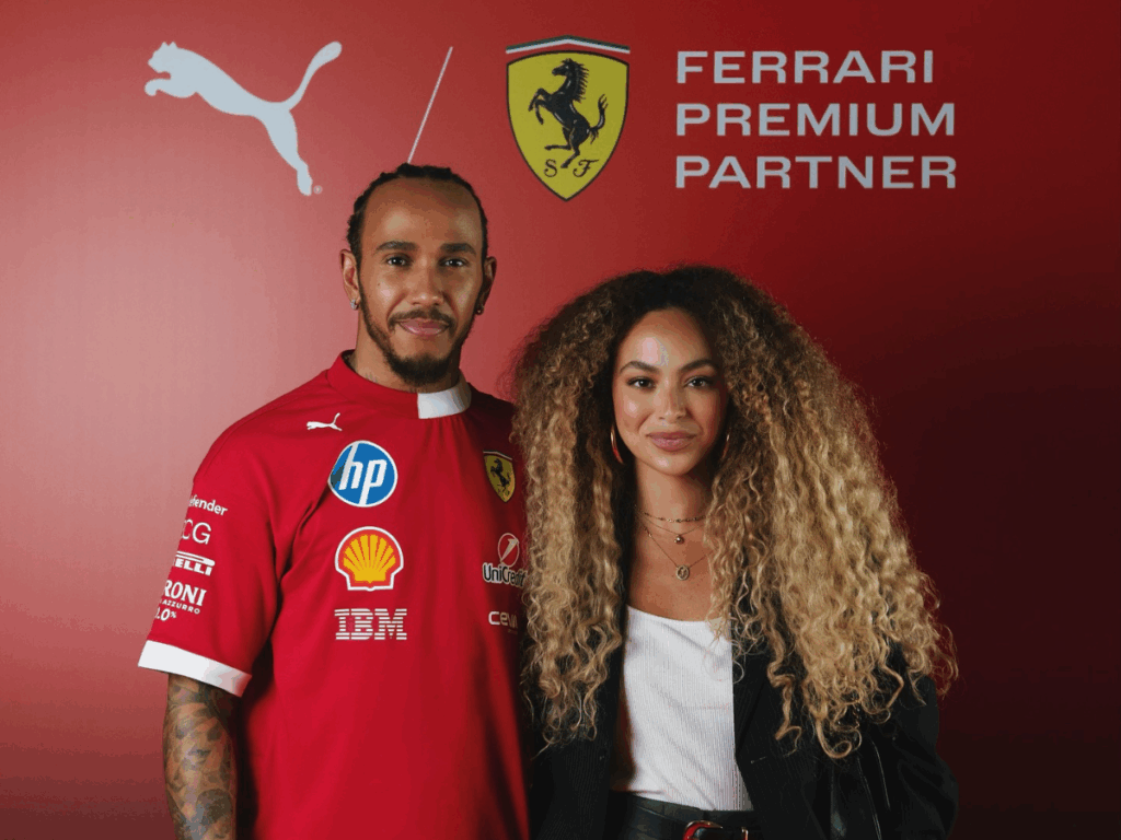 ex-affair-de-vini-jr.-e-gabigol-posa-com-lewis-hamilton-e-web-reage:-“eu-apoio”