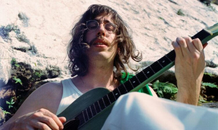 tim-bernardes:-por-que-a-geracao-z-encontra-abrigo-em-sua-musica