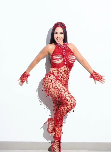 musa-da-grande-rio,-isabelle-nogueira-brilha-em-ensaio-de-quadra-no-rio-de-janeiro