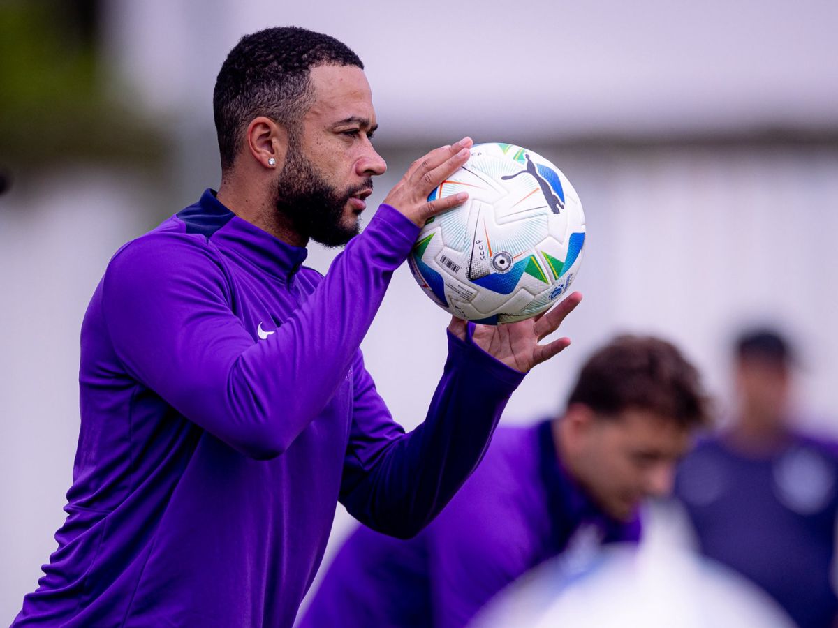 Corinthians pede que Memphis Depay deixe hotel de luxo de R$ 250 mil por mês