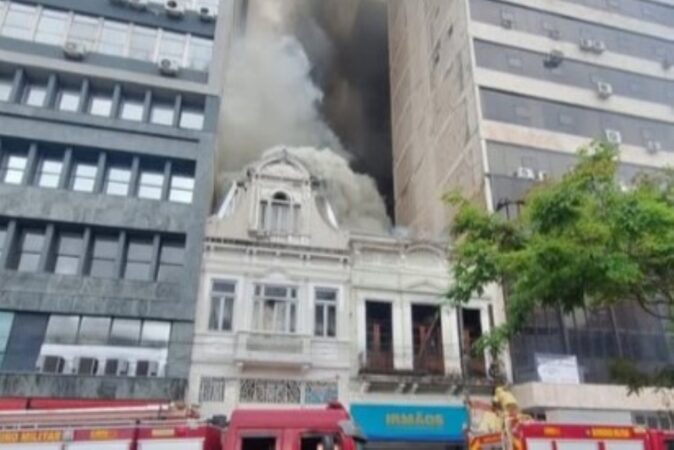 incendio-atinge-centro-historico-de-porto-alegre