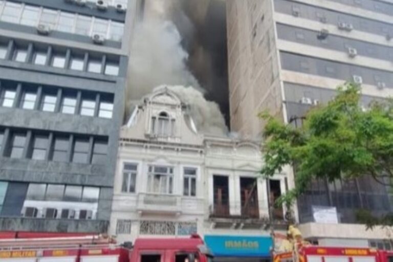 incendio-atinge-centro-historico-de-porto-alegre