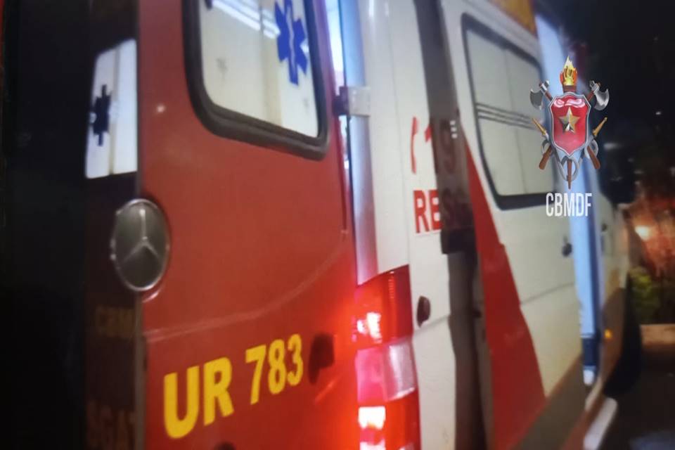 arvore-cai,-derruba-poste-sobre-carro-e-mulher-fica-presa-em-veiculo