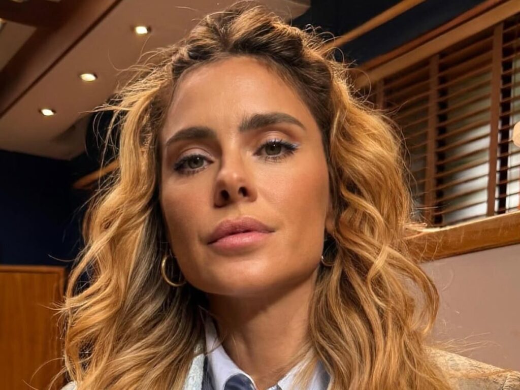 nova-fase!-carolina-dieckmmann-surge-morena-e-surpreende-fas-com-visual-renovado