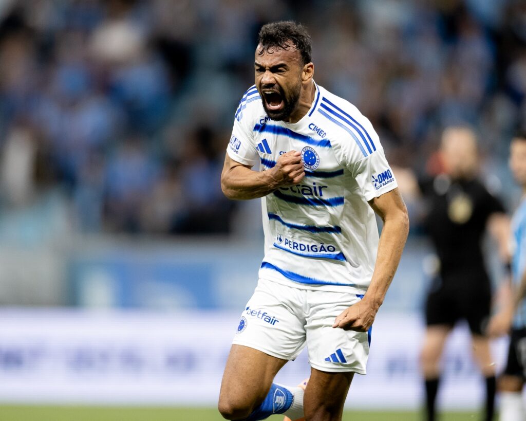 caca-aos-lideres:-cruzeiro-vence-gremio-e-mantem-vivo-sonho-do-titulo