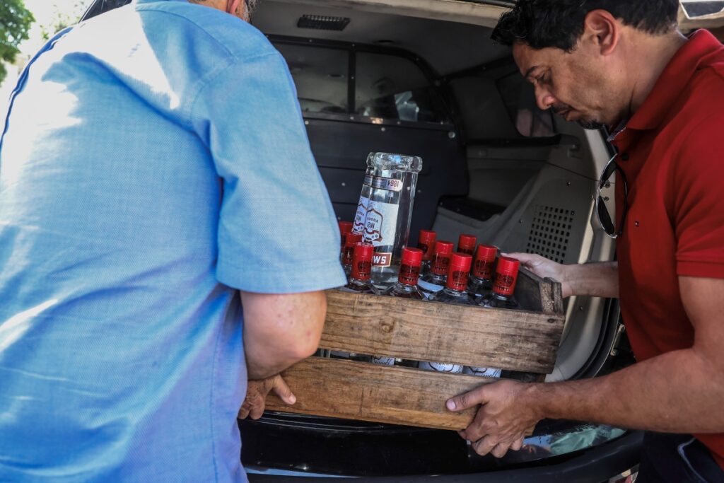 “parece,-mas-nao-e”:-policia-faz-operacao-contra-bebidas-falsificadas