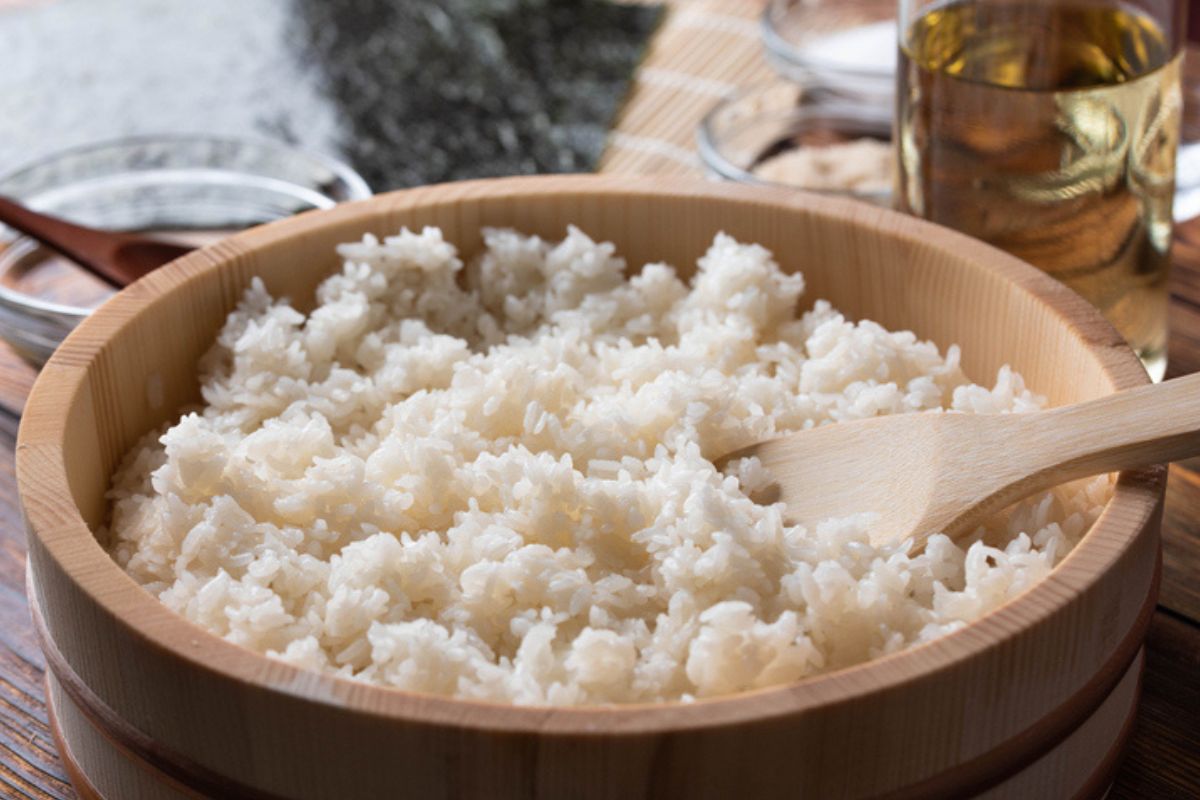 Descubra por quanto tempo o arroz pronto pode ficar na geladeira