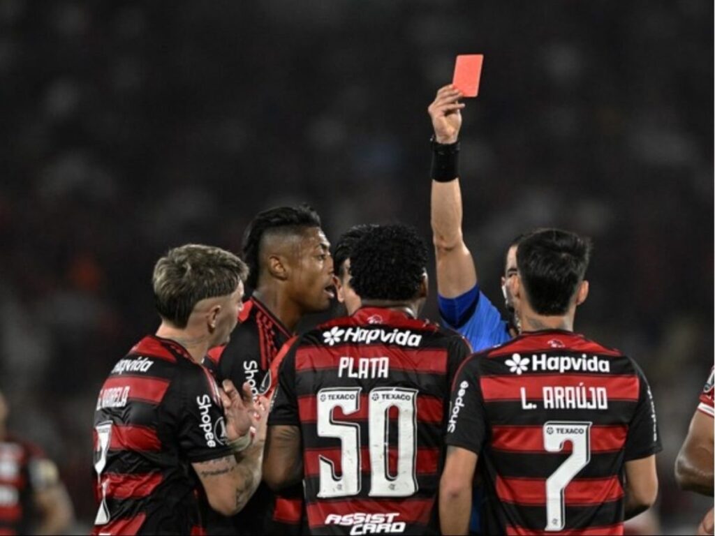 perseguicao-ou-erros-juvenis?-expulsao-de-plata-reacende-debate-no-flamengo