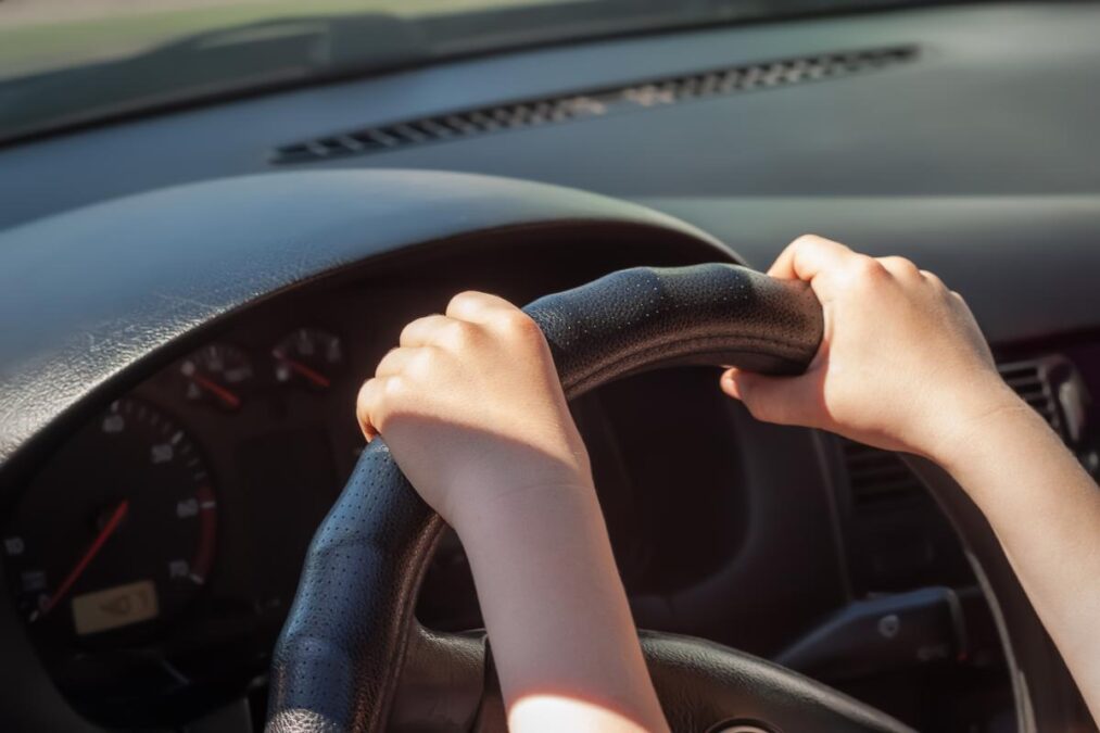 Menino de 11 anos pega carro da mãe e dirige até a casa dos avós em SP