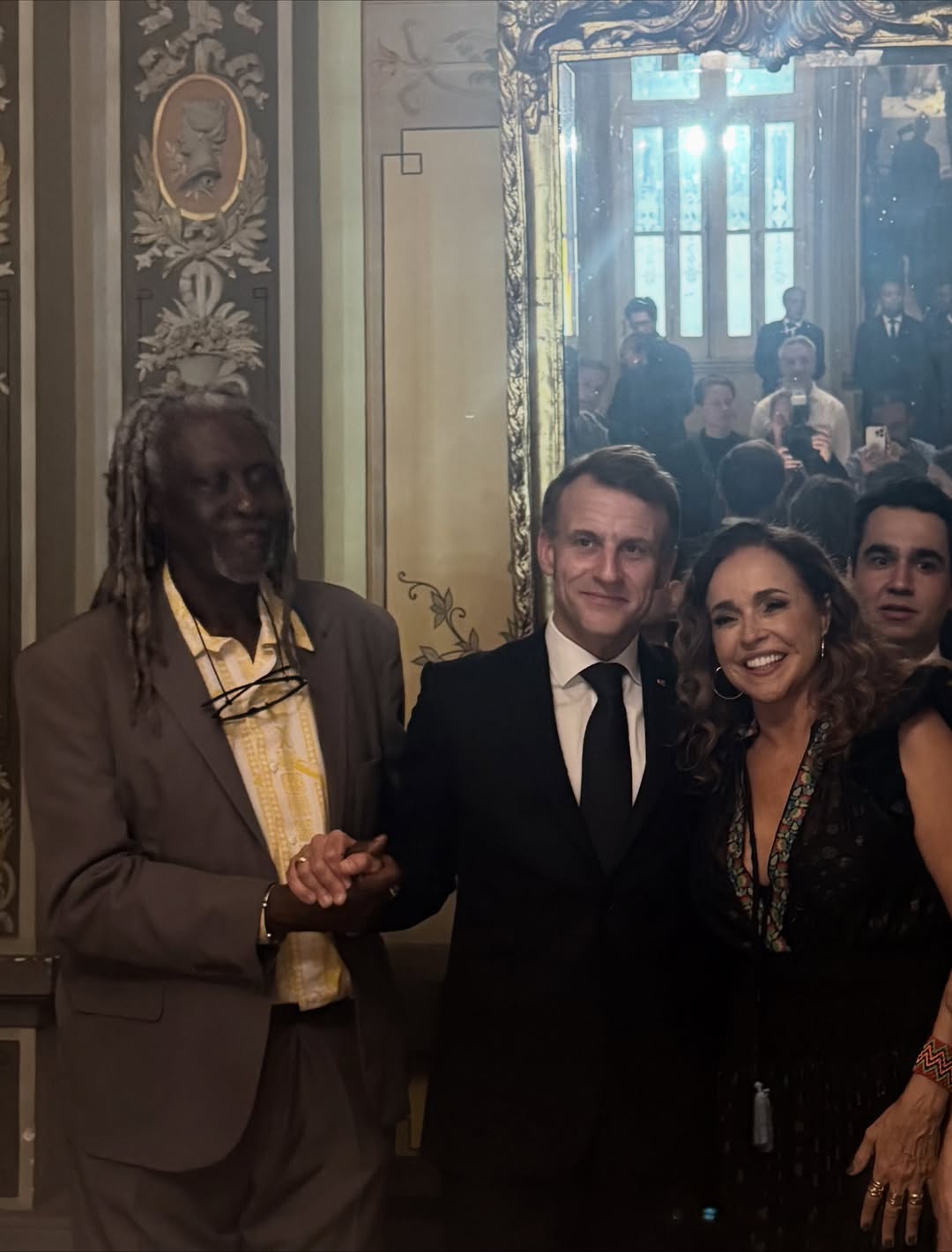 Daniela Mercury mostra encontro com Macron e detalha conversa com o presidente francês