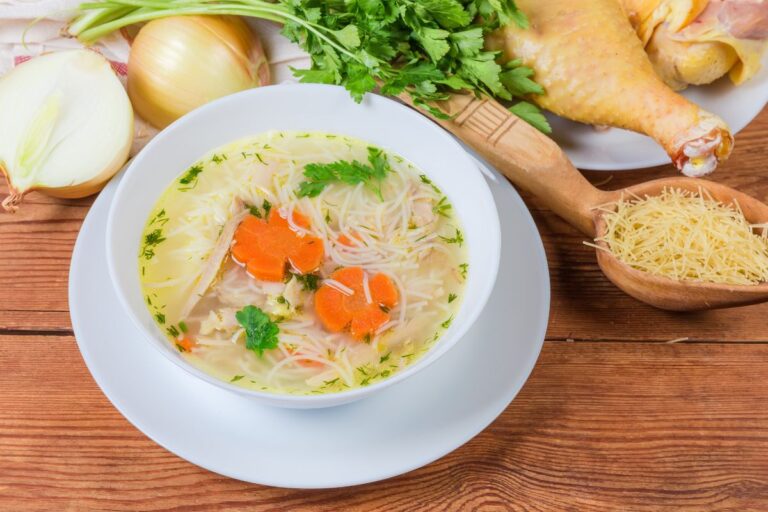 caldo-de-galinha:-receita-esquenta-em-dias-frios-e-conforta-a-alma