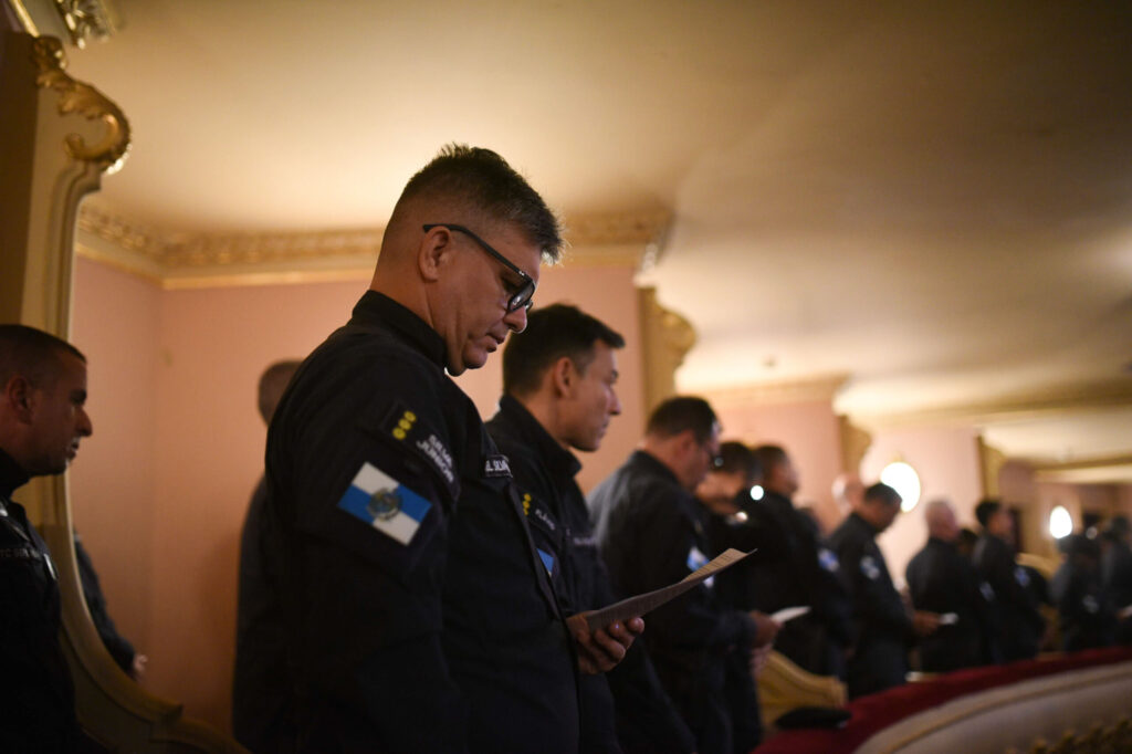 megaoperacao-no-rio:-policiais-mortos-sao-homenageados-em-missa