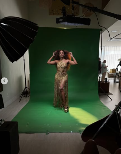 recem-solteira,-iza-abre-novo-album-de-fotos:-“muito-caos-e-sal”