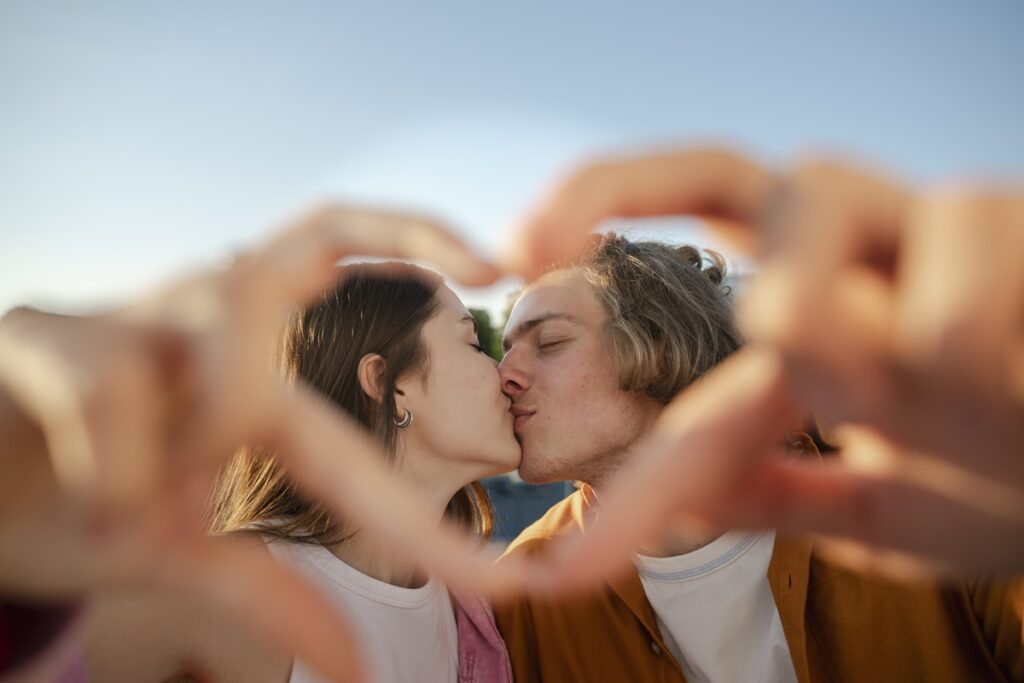 namorar-e-constrangedor?-entenda-debate-que-surgiu-nas-redes-sociais