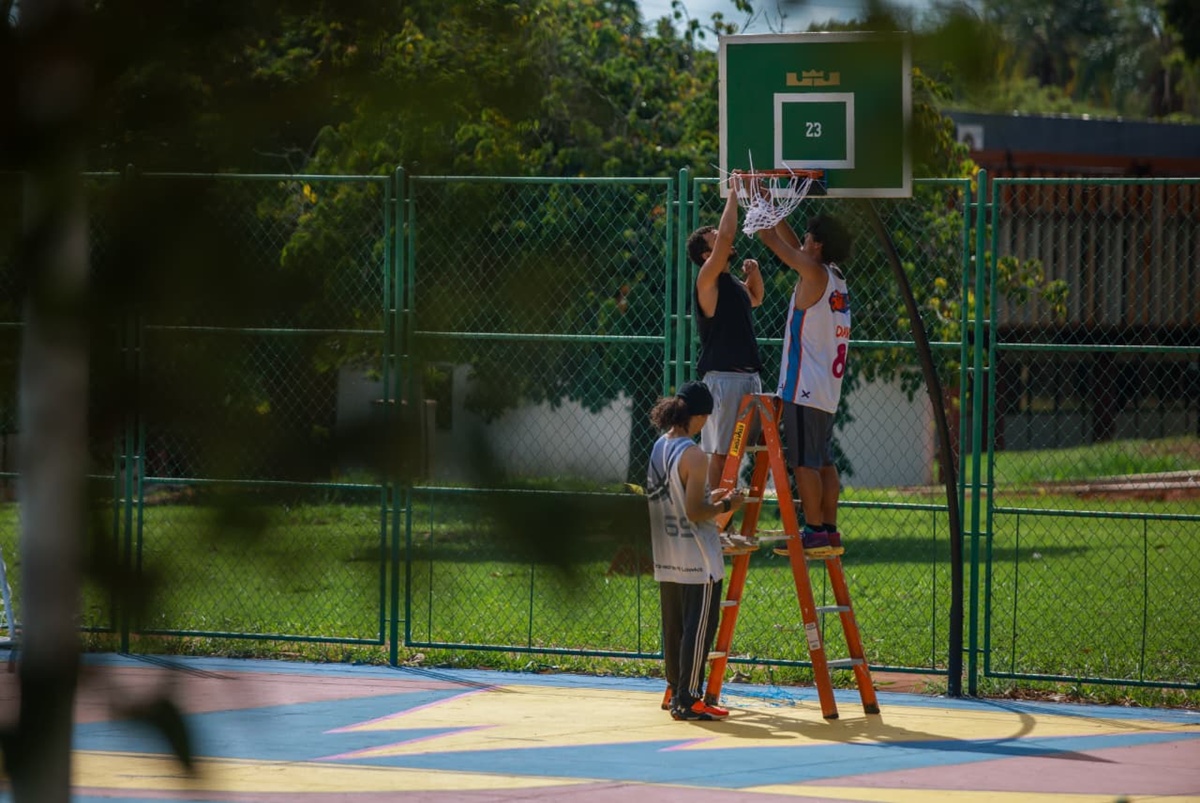 Projeto transforma quadras de basquete em espaços de inclusão no DF