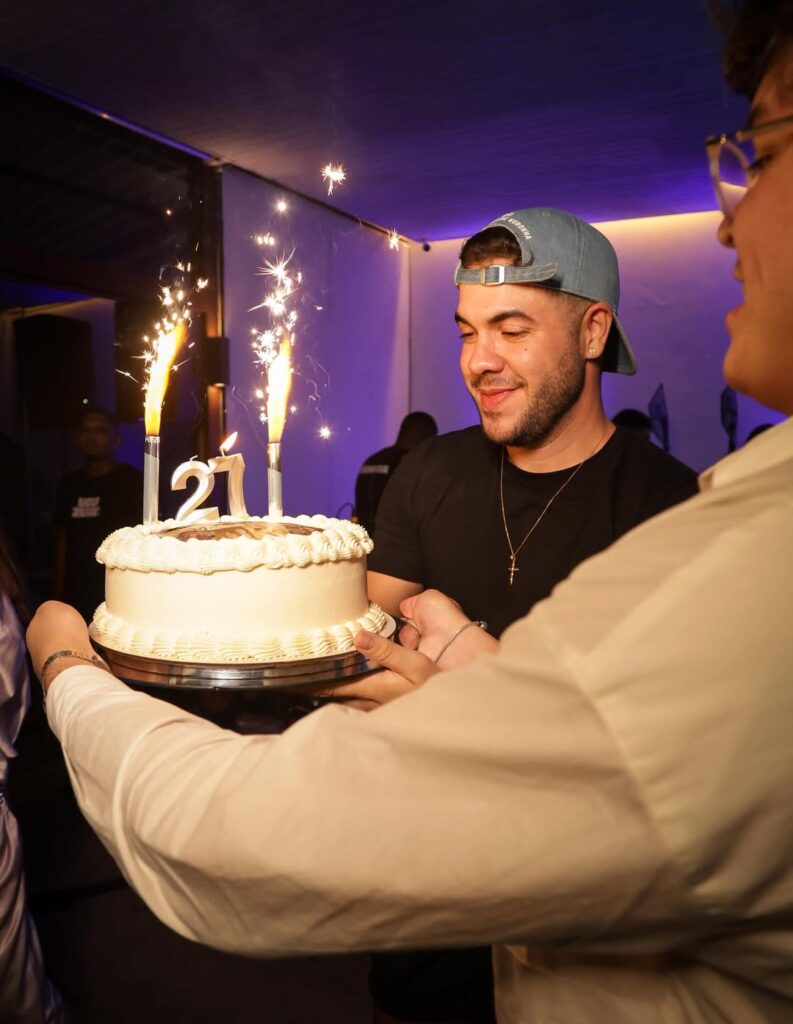 alvaro-xaro-comemora-27-anos-com-festa-ao-lado-de-luciano-huck-e-colegas-do-“danca”