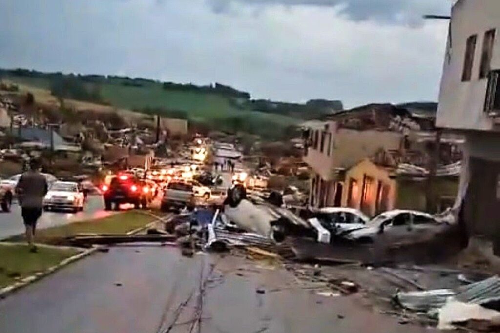 tornado-destroi-cidade-no-parana,-deixa-5-mortos-e-dezenas-de-feridos