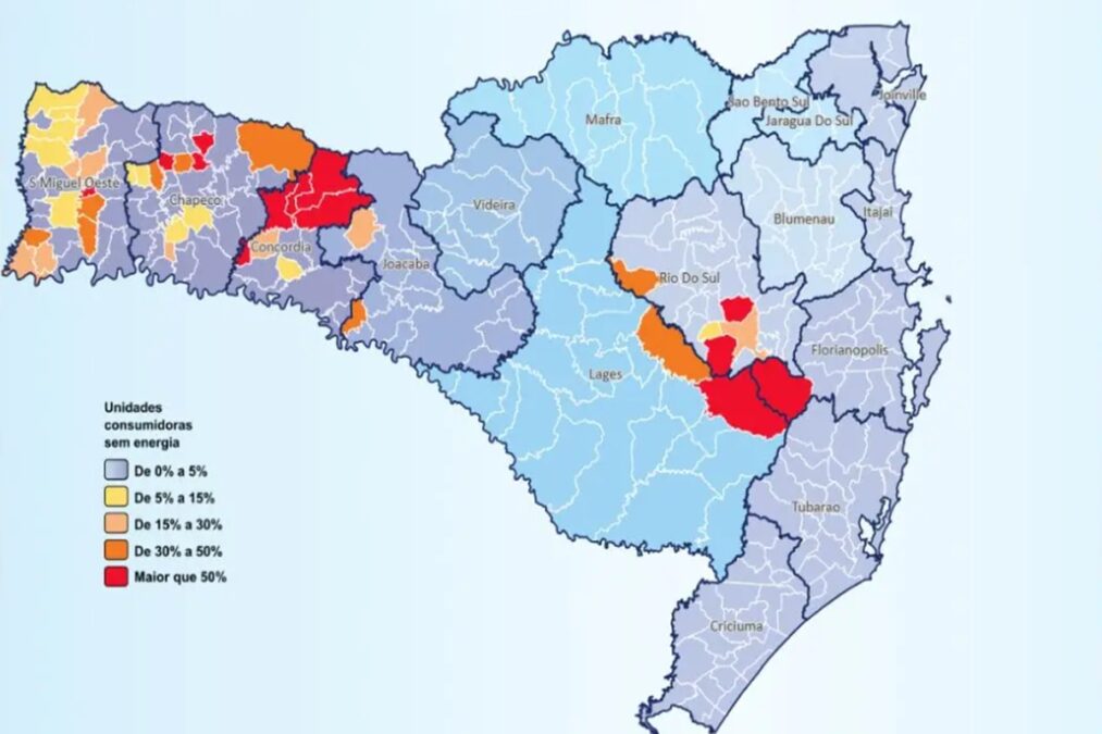 Ciclone deixa pelo menos 60 mil unidades sem luz em Santa Catarina