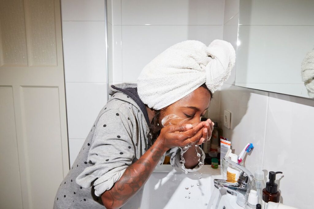 lavar-o-rosto-com-sabonete-em-barra-ou-liquido?-veja-a-melhor-opcao