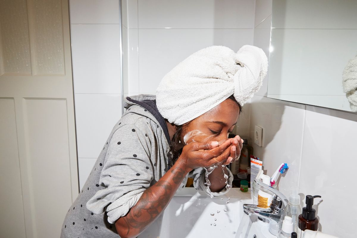 lavar-o-rosto-com-sabonete-em-barra-ou-liquido?-veja-a-melhor-opcao