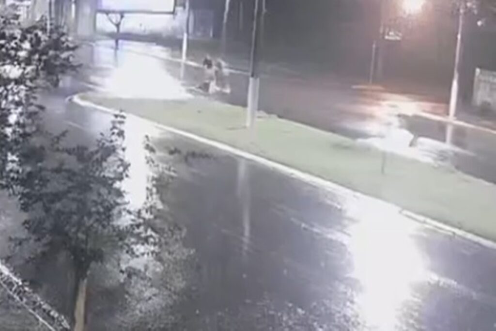 camera-flagra-bandidos-arrastando-cofre-com-r$-100-mil-de-empresa