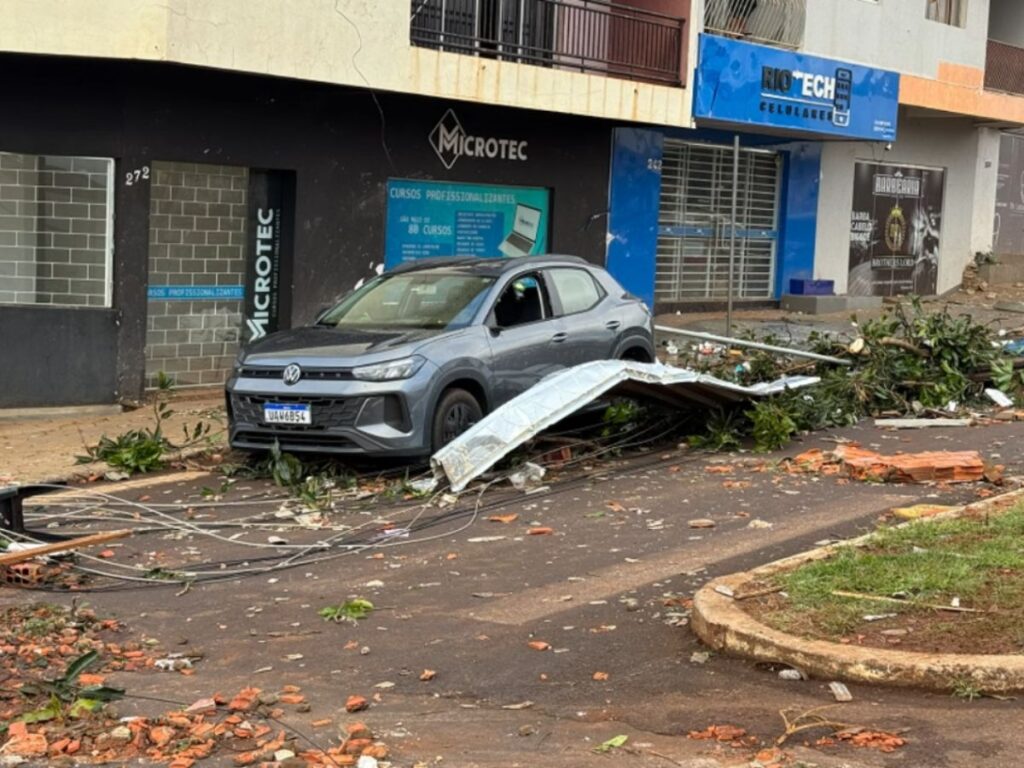 tornado-no-parana-provoca-destruicao-e-deixa-6-mortos-e-432-feridos