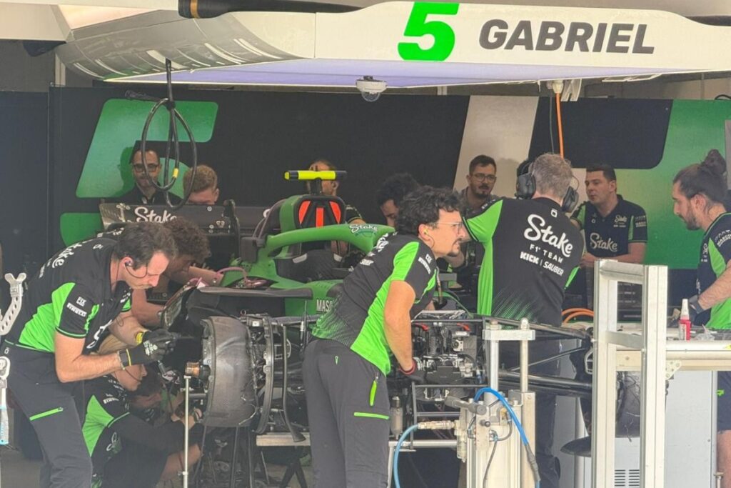 mecanicos-da-sauber-fazem-forca-tarefa-para-recuperar-carro-de-bortoleto