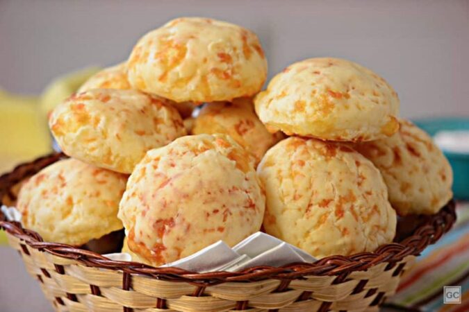 sem-trigo-e-sem-fermento:-bolo-pao-de-queijo-feito-no-liquidificador