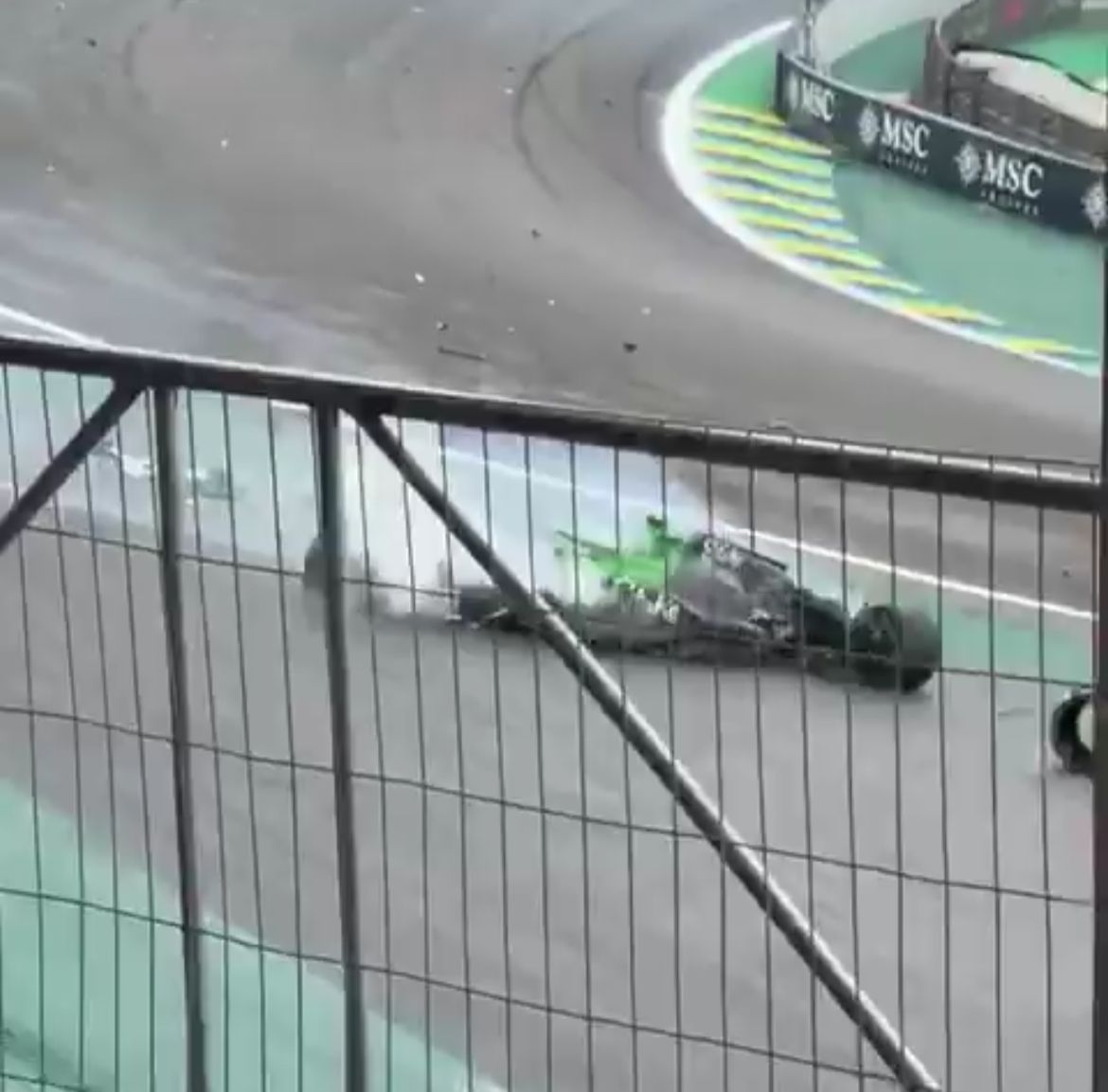 Gabriel Bortoleto sai ileso após forte batida durante corrida em Interlagos