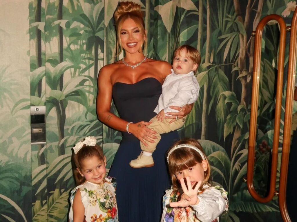 virginia-fonseca-posa-com-filhos-nos-bastidores-do-“teleton”;-marias-usam-look-de-grife