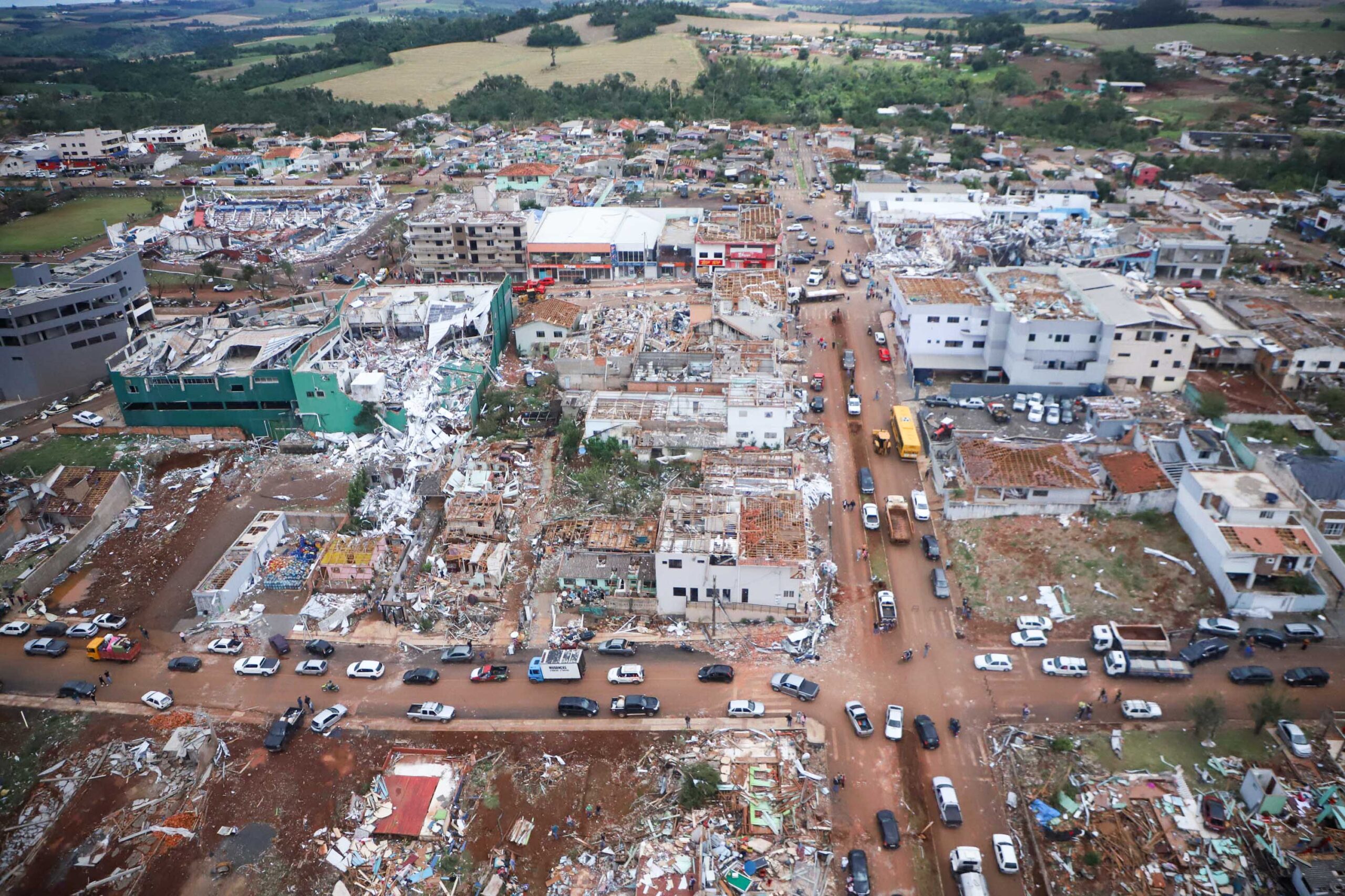 Em luto, cidade arrasada por tornado enfrenta desafio da reconstrução