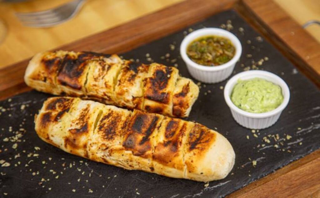 pao-de-alho-recheado-e-a-receita-que-vai-roubar-a-cena-no-churrasco