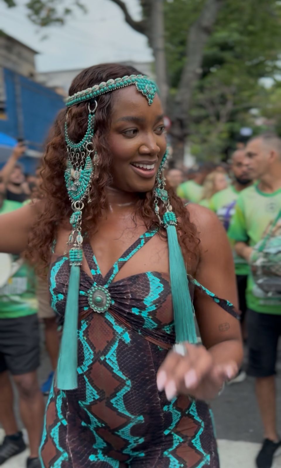 Rainha! Iza exibe samba no pé em ensaio de rua da Imperatriz Leopoldinense