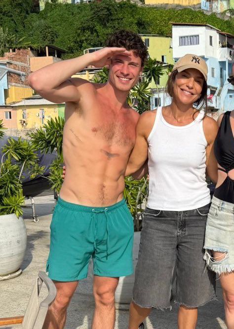 em-salvador,-shawn-mendes-posa-em-foto-com-filho-de-ivete-sangalo