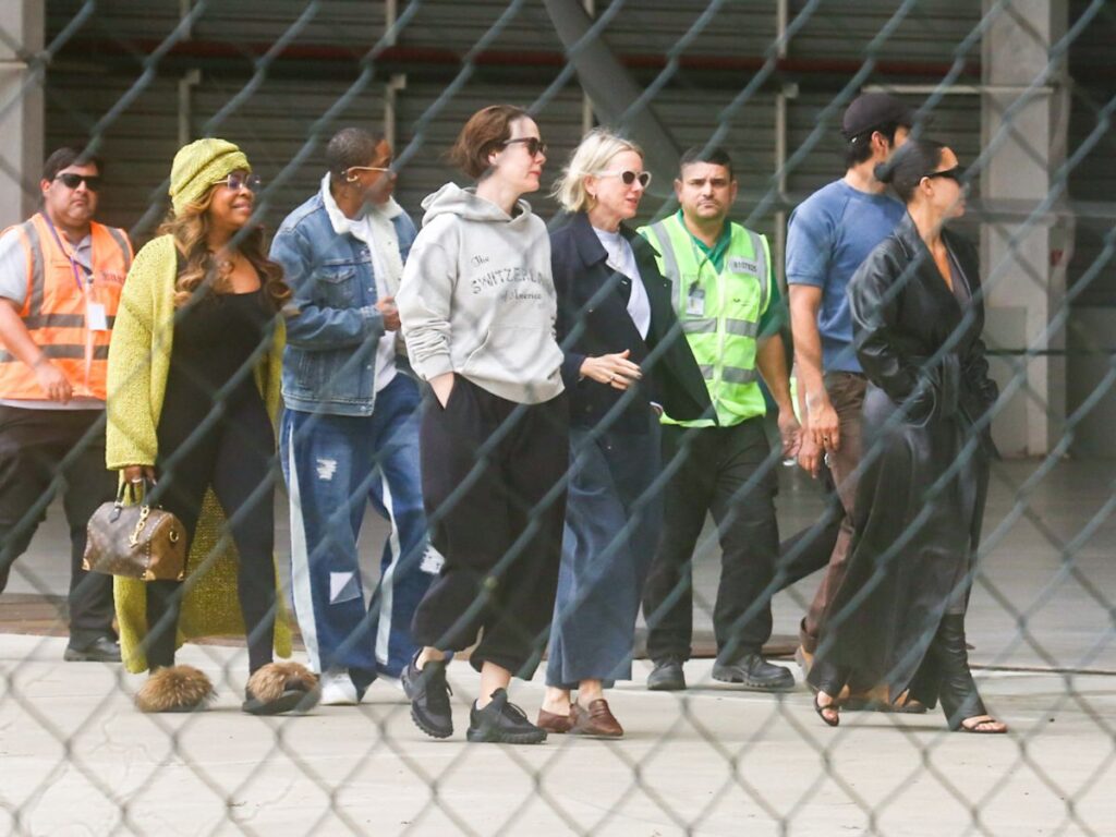 kim-kardashian,-sarah-paulson-e-elenco-de-“tudo-e-justo”-chegam-no-rio-para-turne-mundial