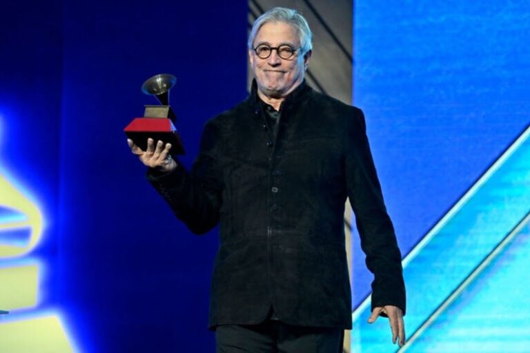 cantor-brasileiro-recebe-premio-especial-da-academia-do-grammy-latino