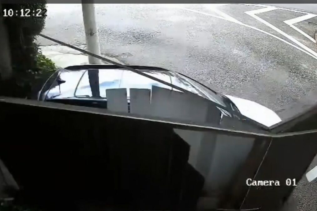 Fuga de motel: mulher arromba portão e avança contra policial em SP
