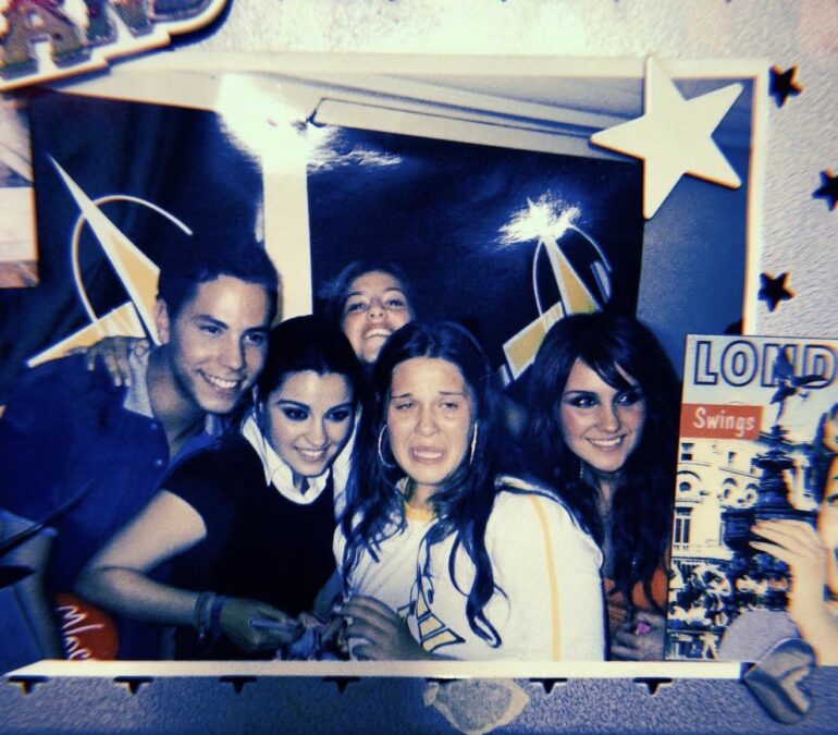 Atriz que faz Sandrão em “Tremembé” resgata foto de quando conheceu o RBD