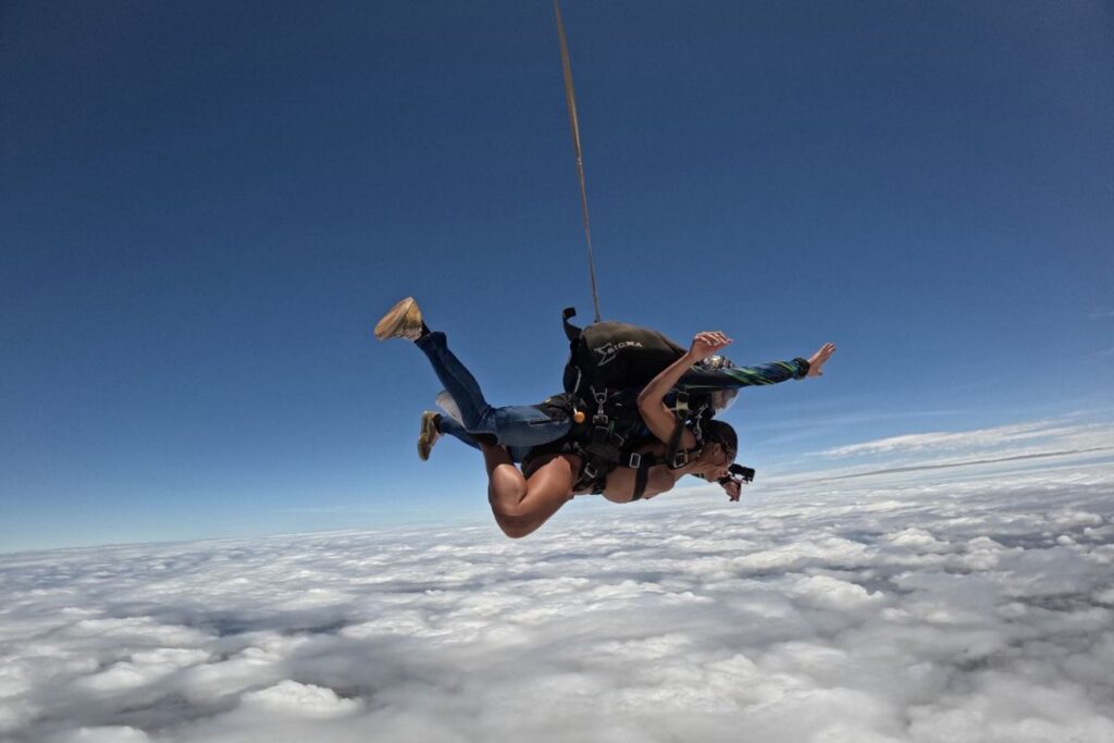 influencer-salta-nua-de-paraquedas-e-surpreende-ao-revelar-motivacao