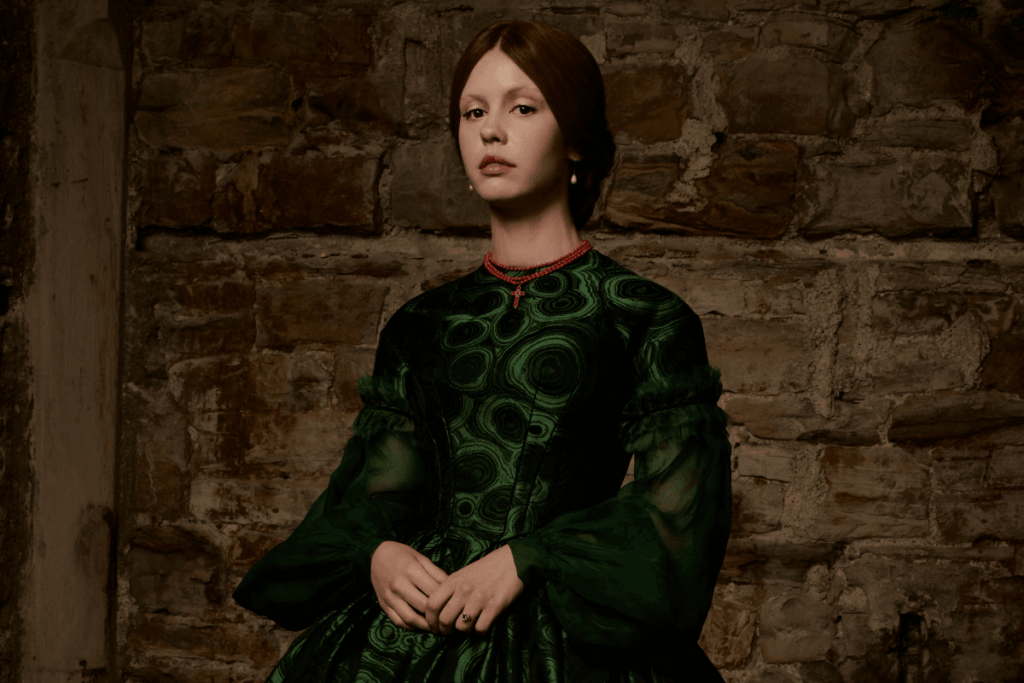 figurinos-de-mia-goth-em-frankenstein-revelam-conexoes-com-o-monstro