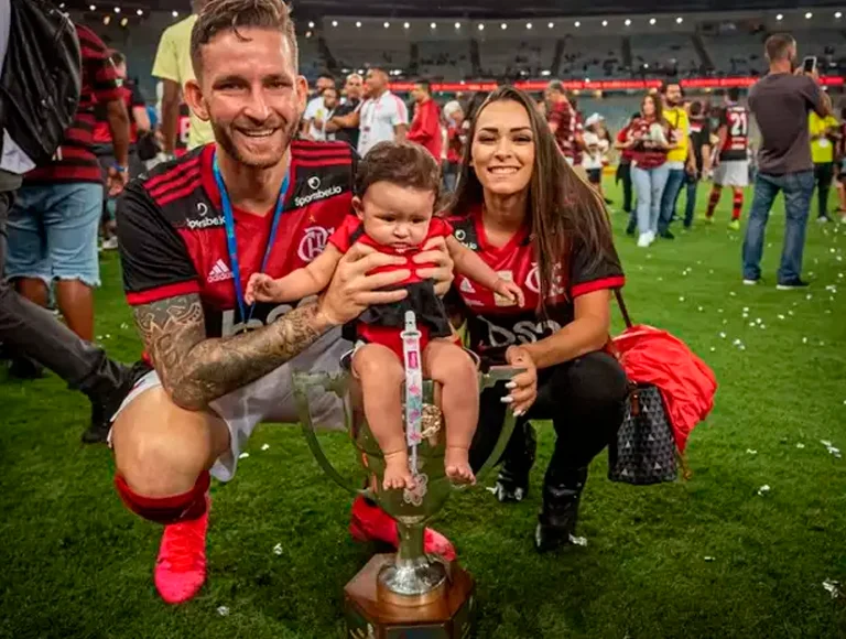 taina-castro-militao-relata-momento-de-aflicao-apos-o-filho-sofrer-queda:-“foi-um-susto”