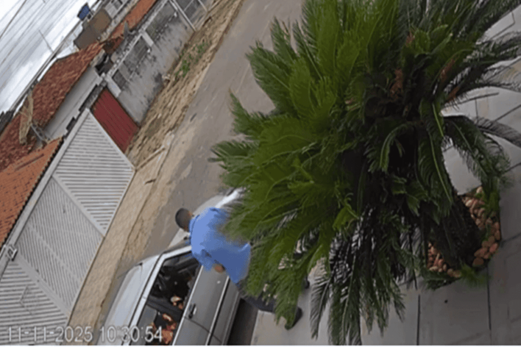 Homem incendeia carros de vizinhos estacionados na rua, no DF