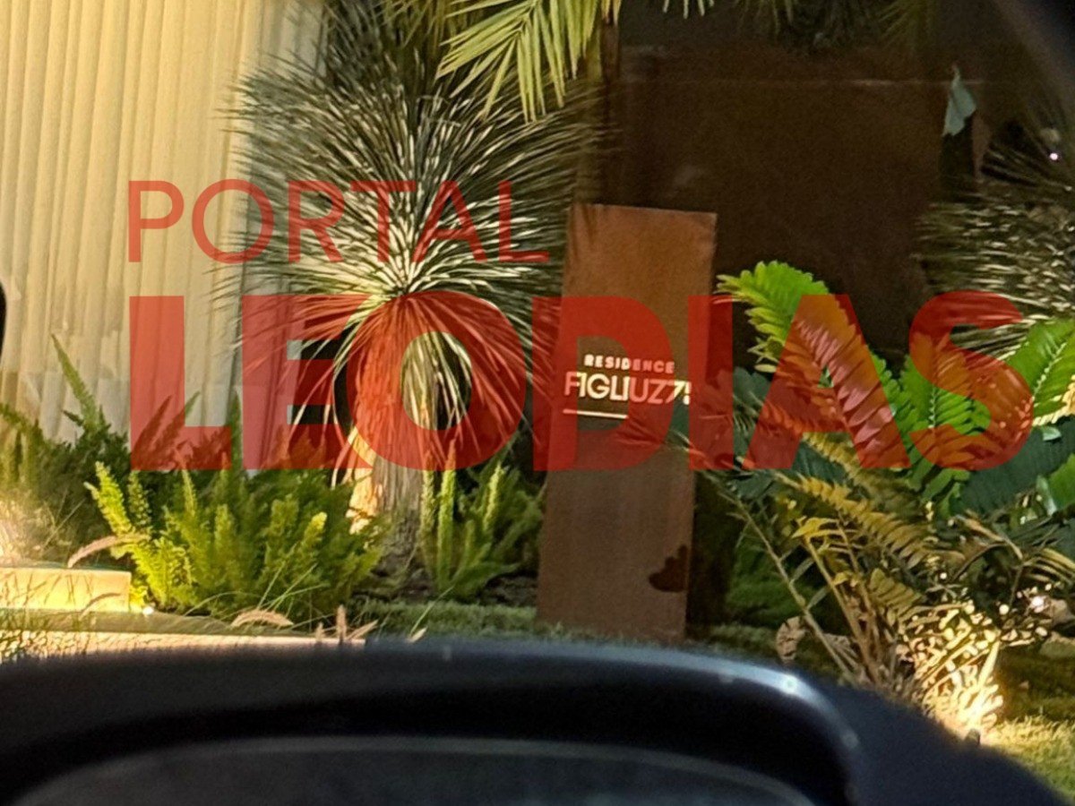 Belo foi o responsável por colocar a placa com o sobrenome de Rayane na frente da mansão