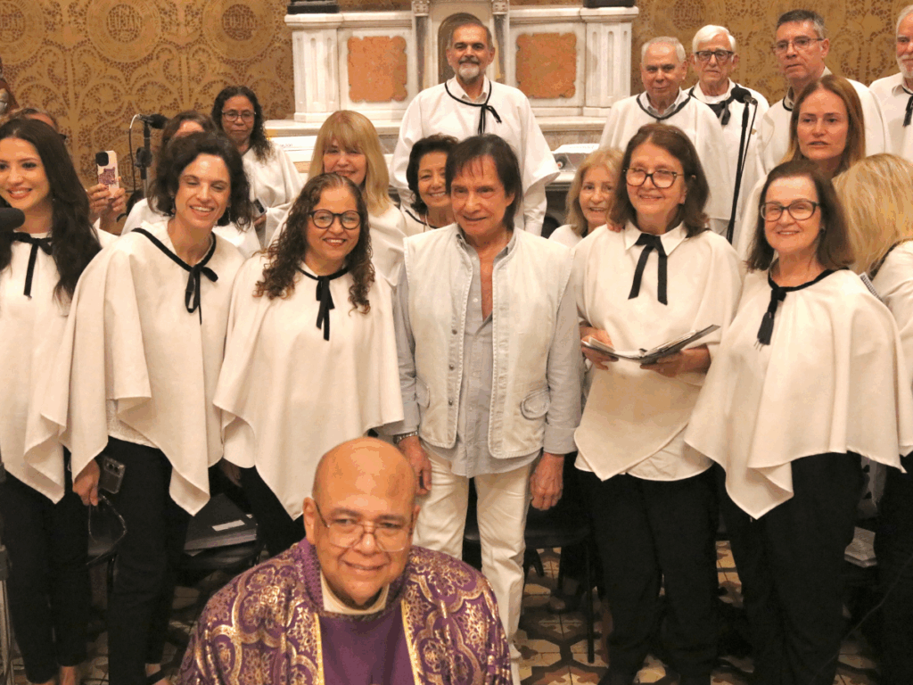 roberto-carlos-vai-a-missa-de-7o-dia-da-irma,-norma-braga