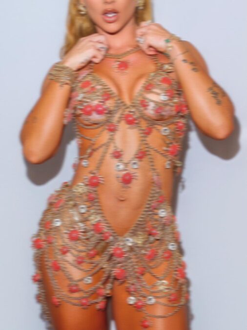 Virginia brilha com vestido banhado a ouro e 100 caranguejos no ensaio da Grande Rio