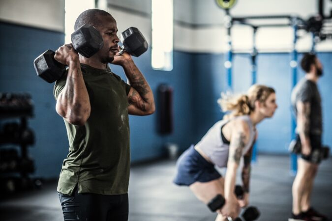 mais-carga-ou-repeticoes?-como-montar-treino-para-ganhar-massa-rapido