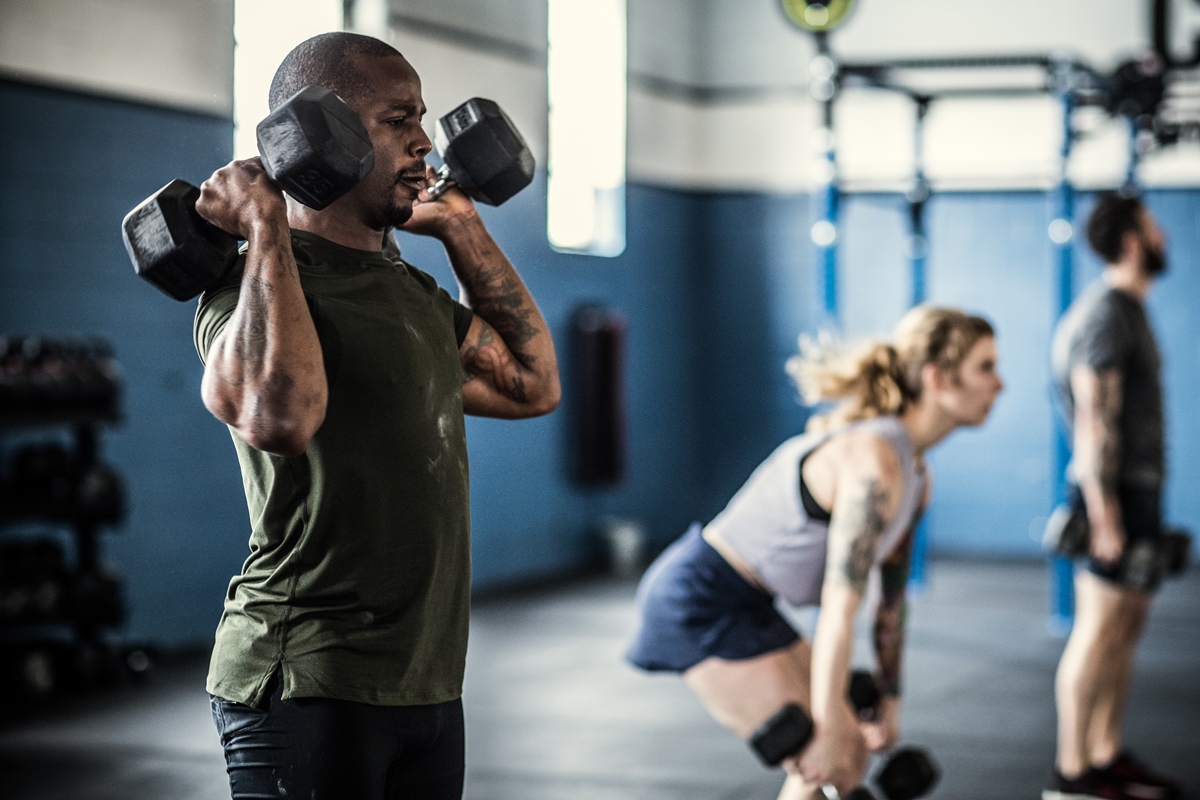 mais-carga-ou-repeticoes?-como-montar-treino-para-ganhar-massa-rapido